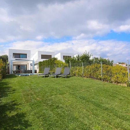 Mare 2 - Private Pool, Sea View, Starlink, 4 Bdrms